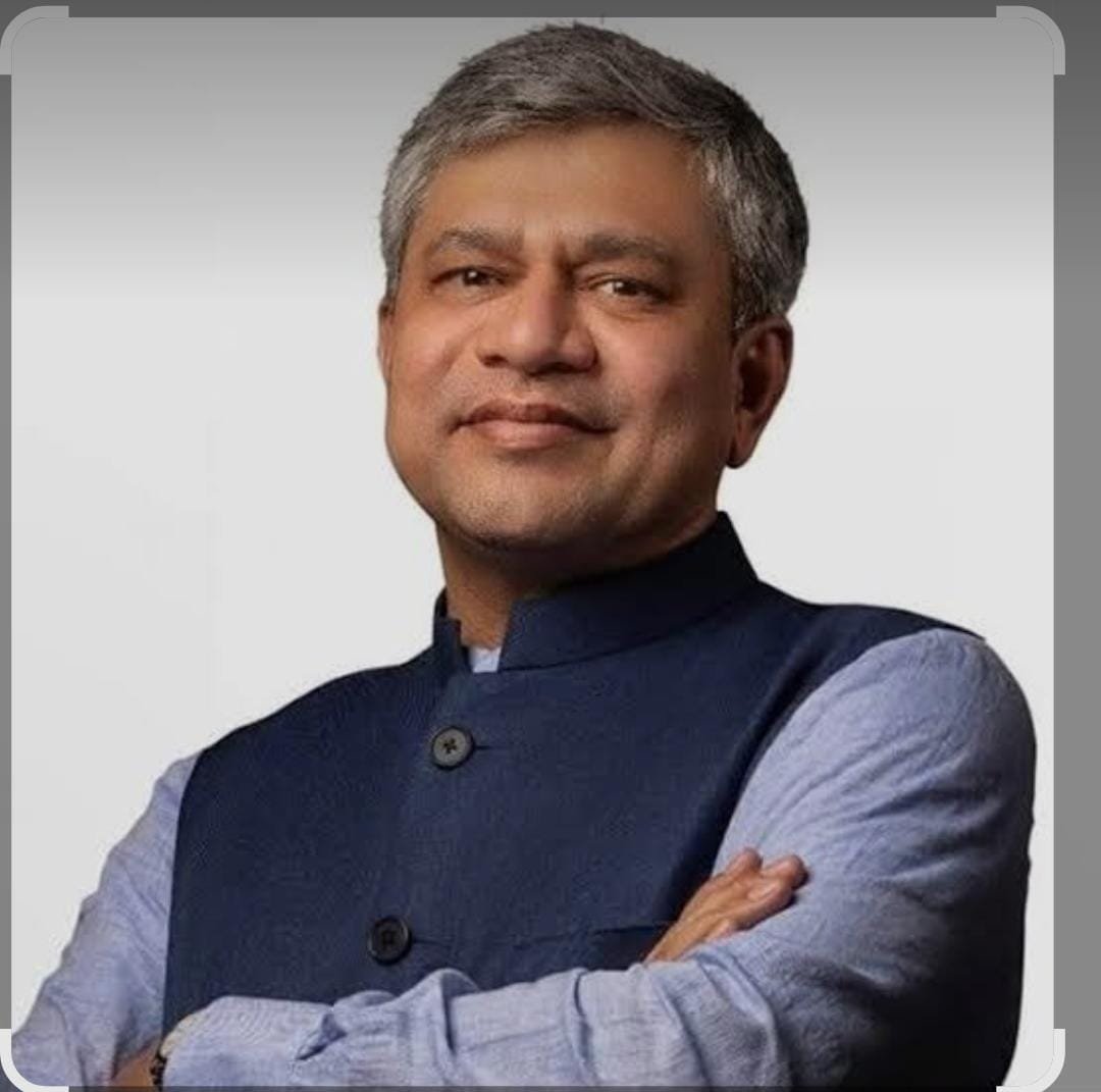 केंद्रीय रेल मंत्री अश्विनी वैष्णव नीले जैकेट और शर्ट में दिखाई दे रहे हैं।