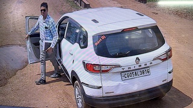 धमतरी में सफेद कार के पास खड़ा व्यक्ति जिसकी सीसीटीवी फुटेज सामने आई है