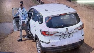 धमतरी में सफेद कार के पास खड़ा व्यक्ति जिसकी सीसीटीवी फुटेज सामने आई है