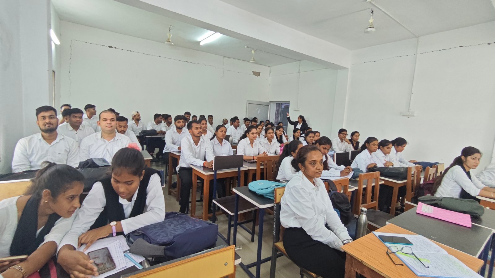 शासकीय महाविद्यालय धमतरी के विधि विभाग के सेमिनार में उपस्थित विद्यार्थी।