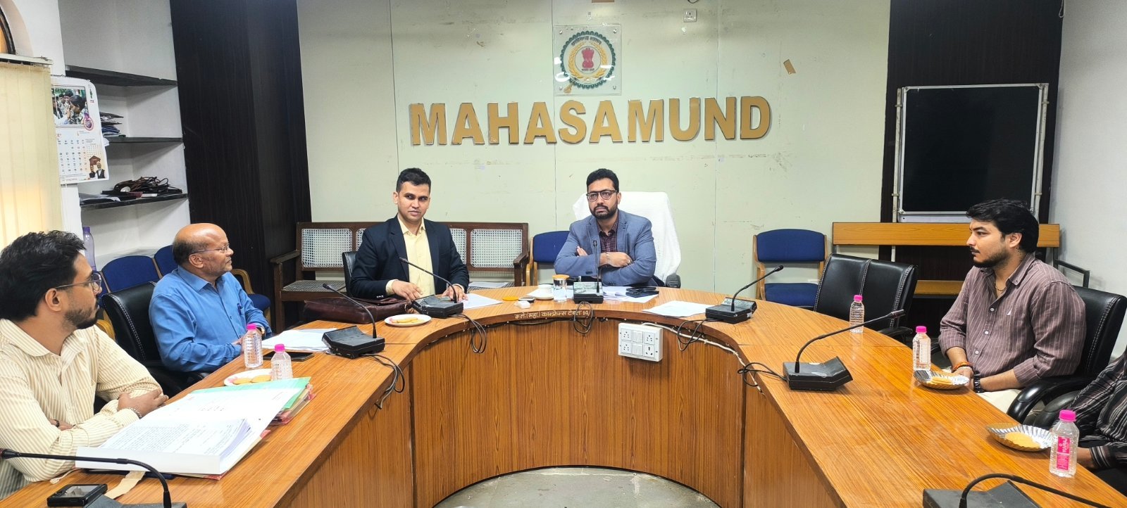 महासमुंद में अधिकारियों की बैठक के दौरान कलेक्टर और पुलिस अधीक्षक नजर आ रहे हैं।