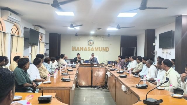 महासमुंद कलेक्ट्रेट सभाकक्ष में आयोजित समीक्षा बैठक में अधिकारी और ठेकेदार बैठे हुए हैं।