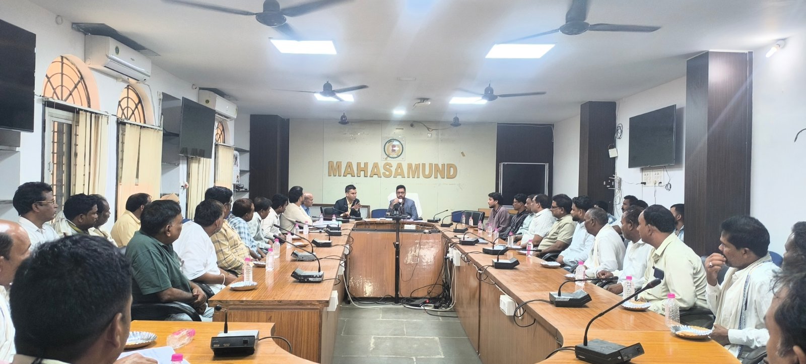 कलेक्ट्रेट सभाकक्ष में महासमुंद जिला प्रशासन की बैठक का दृश्य।