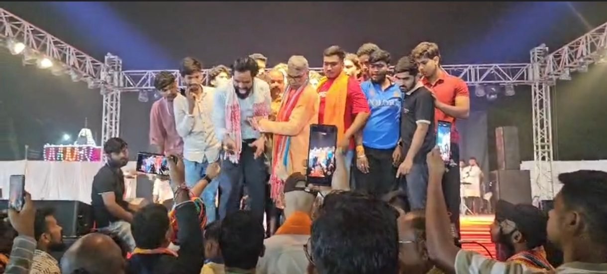 दुर्ग के गरबा नाइट आयोजन स्थल पर जुटे लोग और मोबाइल से वीडियो बनाते युवक