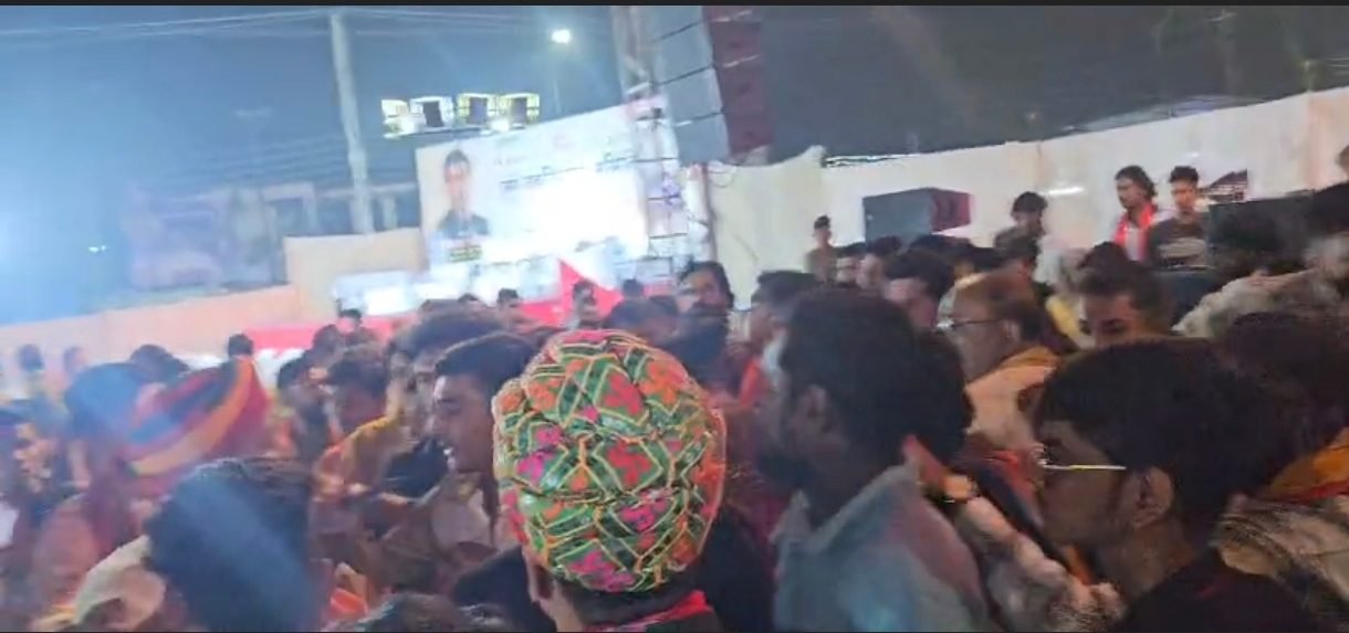 पद्मनाभपुर हॉकी ग्राउंड में आयोजित गरबा नाइट का दृश्य
