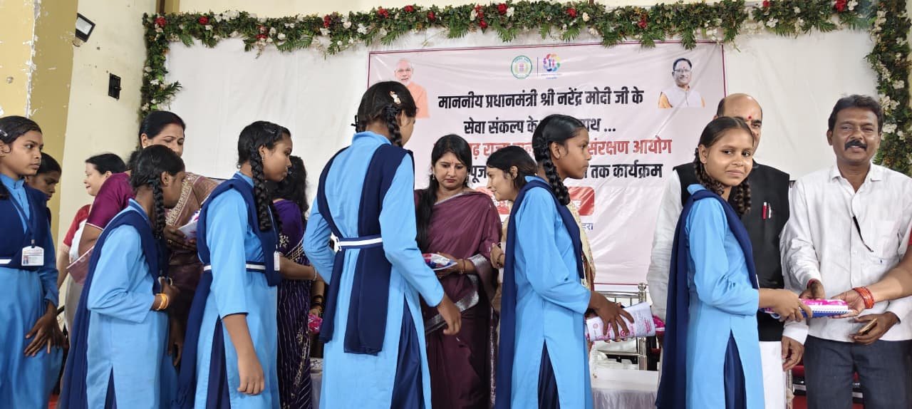 कार्यक्रम के दौरान उपस्थित छात्राएं और अतिथि