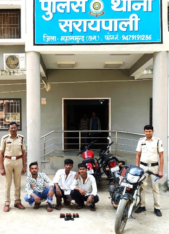 सरायपाली पुलिस थाने का मुख्य द्वार जहां आरोपियों और जब्त सामग्री को प्रदर्शित किया गया है