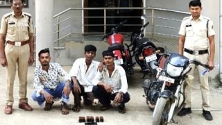 पुलिस अधिकारियों के साथ गिरफ्तार किए गए चार आरोपी और जब्त मोटरसाइकिलें तथा नशीली गोलियां