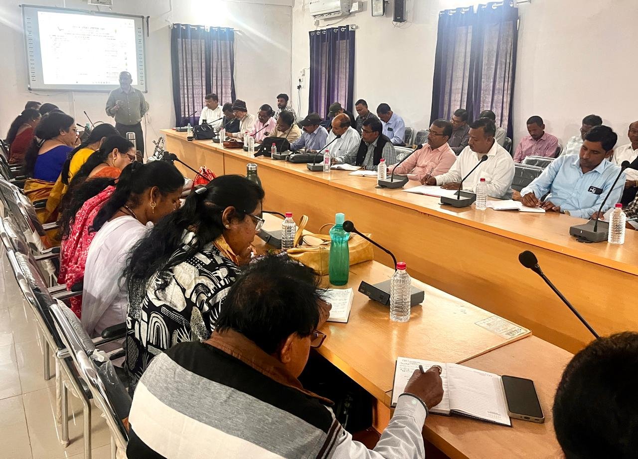 एकीकृत आदिवासी विकास परियोजना गौरेला के सभा कक्ष में आयोजित बैठक में बैठे प्राचार्य और अधिकारी।