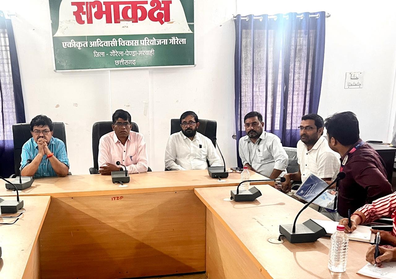 सभा कक्ष में मंच पर बैठे अधिकारी और प्राचार्य।