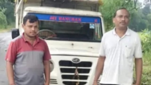 सरायपाली में धान परिवहन की निगरानी के दौरान वाहन और खड़े दो लोग
