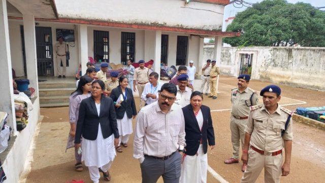 अंडर ट्रायल रिव्यू कमेटी ने किया जिला जेल का निरीक्षण… भोजन व्यवस्था सहित चिकित्सकीय सुविधाओं का लिया जायजा