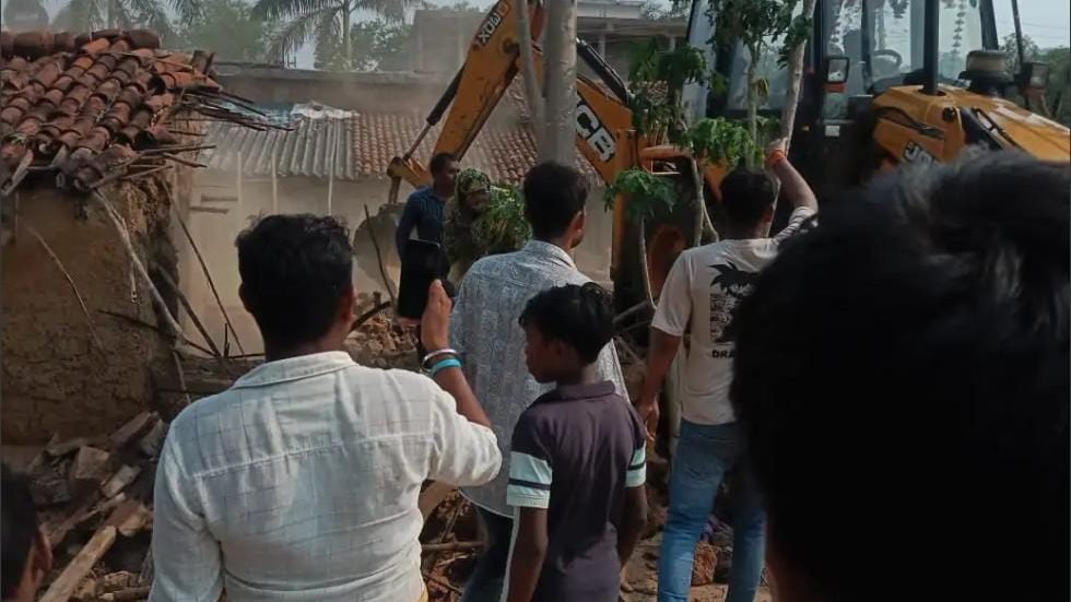 अवैध कब्जा हटाने गई टीम और ग्रामीणों के बीच झड़प, महिला जेसीबी की चपेट में आकर घायल….