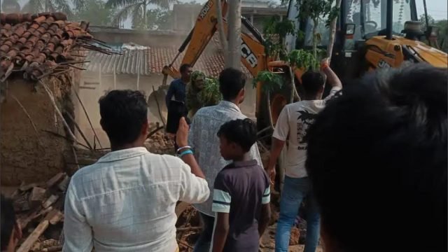 अवैध कब्जा हटाने गई टीम और ग्रामीणों के बीच झड़प, महिला जेसीबी की चपेट में आकर घायल….