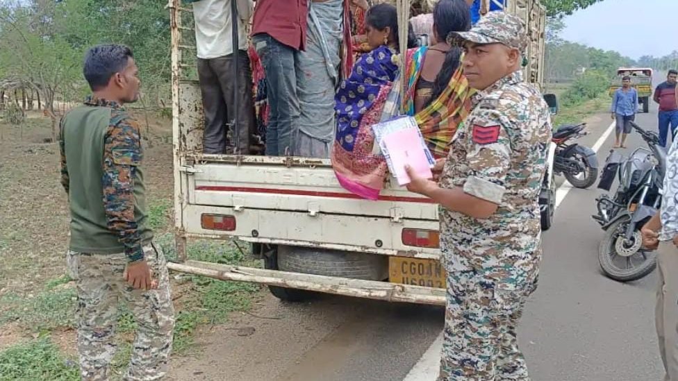 देवभोग पुलिस की सख्ती: मालवाहनों में सवारी ढोने और नाबालिग चालकों पर कसा शिकंजा