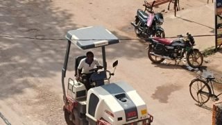 धमतरी : नेता जी की गाड़ी न डगमगाए इसलिए गड्ढों पर लीपापोती – जनता रोज़ गिरती रही बेखबर प्रशासन!