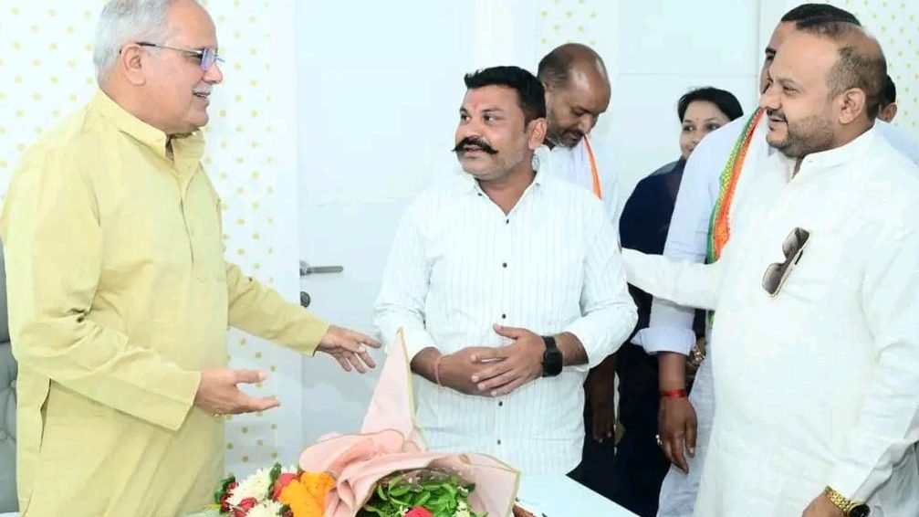 धमतरी : पूर्व मुख्यमंत्री भूपेश बघेल से मिले भखारा के नेताप्रतिपक्ष अविनाश गौर बिट्टू