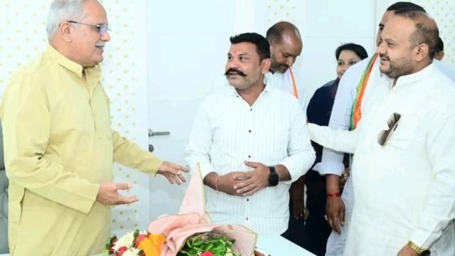 धमतरी : पूर्व मुख्यमंत्री भूपेश बघेल से मिले भखारा के नेताप्रतिपक्ष अविनाश गौर बिट्टू