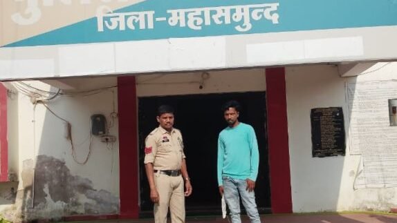 में खुलेआम हथियार लहराने वालों पर पुलिस की सख़्ती — दो आरोपी गिरफ्तार, तलवार-चाकू जब्त