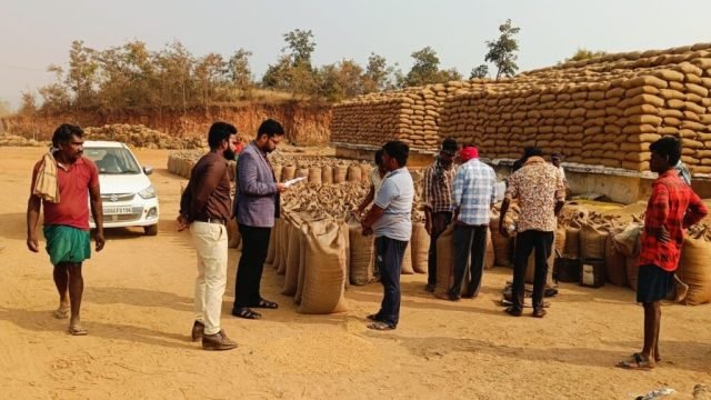 महासमुंद कलेक्टर ने किया नर्सियापलम और बम्हनी पिथौरा के धान खरीदी केन्द्र का औचक निरीक्षण