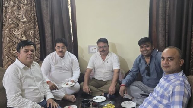 मित्रता के मिशाल है चारों मित्र…. मित्र नरेश के यहां हुआ डोडा व्यंजन पर स्कूली बाते और धमतरी विकास पर चर्चा।