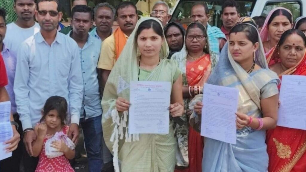 पटवारी का रिश्वत लेते वीडियो दिखाकर ग्रामीणों ने कलेक्टर से मांगा इंसाफ