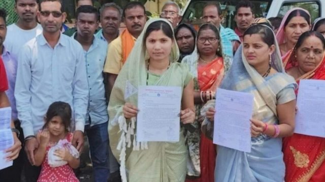 पटवारी का रिश्वत लेते वीडियो दिखाकर ग्रामीणों ने कलेक्टर से मांगा इंसाफ