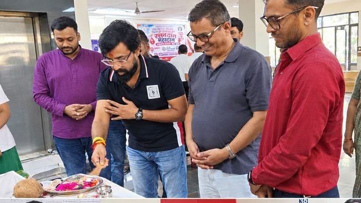 सामुदायिक स्वास्थ्य केंद्र पिथौरा में रक्तदान शिविर के दौरान उपस्थित अतिथि और अधिकारी।