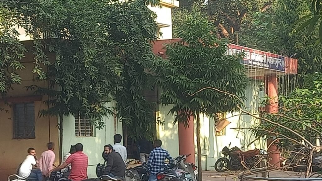 शहर के रसूखदार फंसे जुए के जाल में, 7 लाख कैश के साथ 17गिरफ्तार…