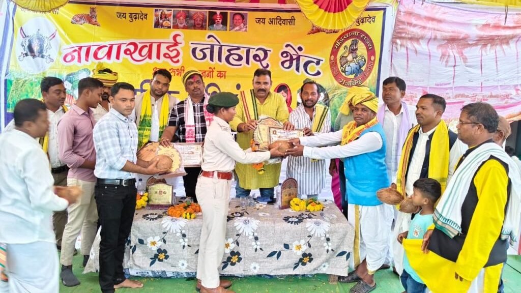 महासमुंद के हाथीबाहरा में आयोजित नावाखाई जोहार समारोह के दौरान मंच पर मौजूद अतिथि और समाजजन।