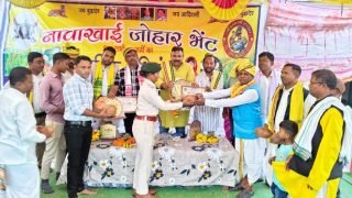 महासमुंद के हाथीबाहरा में आयोजित नावाखाई जोहार समारोह के दौरान मंच पर मौजूद अतिथि और समाजजन।