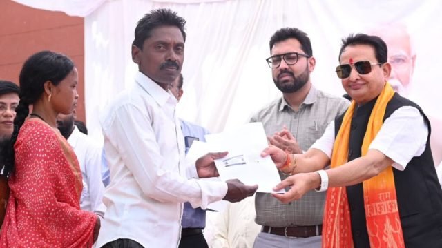 सुशासन तिहार 2025 : गोपालपुर शिविर में बसना विधायक सम्पत अग्रवाल एवं कलेक्टर विनय कुमार लंगेह हुए शामिल…..