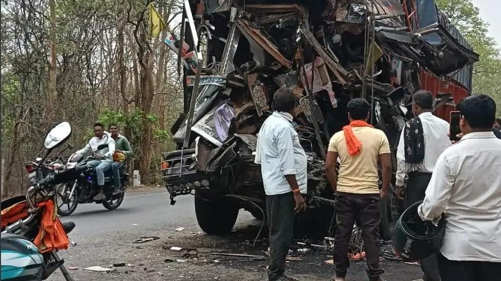 तेज रफ्तार ट्रक की टक्कर से हाईवा में सवार खलासी की मौके पर मौत