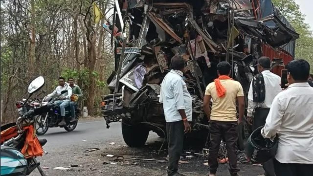 तेज रफ्तार ट्रक की टक्कर से हाईवा में सवार खलासी की मौके पर मौत