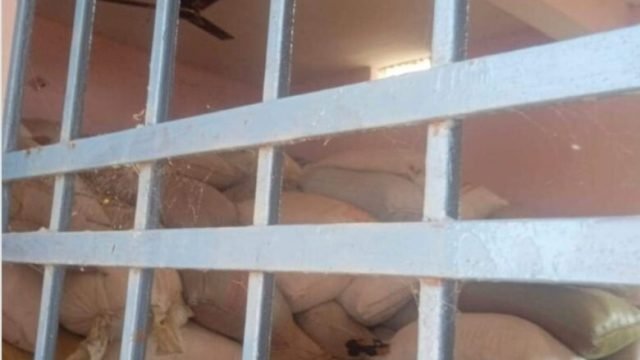 उड़ीसा का धान छत्तीसगढ़ में खपाने का बड़ा खेल! भुरकोनी के व्यापारी, और पंचायत प्रतिनिधि की मिलीभगत से सरकारी भवन में रखा गया था अवैध धान…. सूत्र